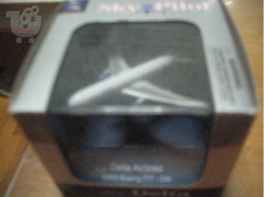 PoulaTo: 1/900 delta airlines boeing 777-200