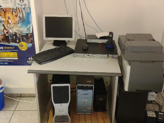 Eπιχείρηση CALL CENTER 24 θέσεων σε κεντρικό σημείο σε εμπορικό κέντρο πλησίον σταθμού τρέ...