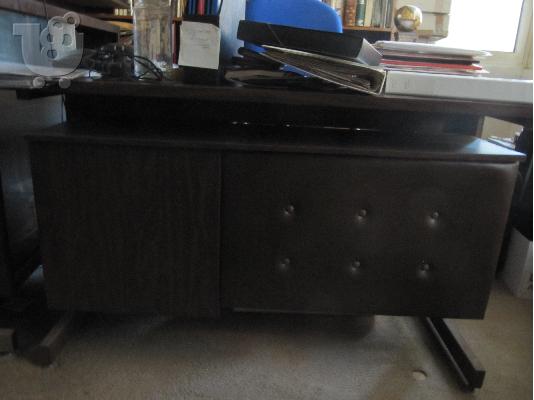 πωλείται γραφείο (150 € και βιβλιοθήκη 150 €)
