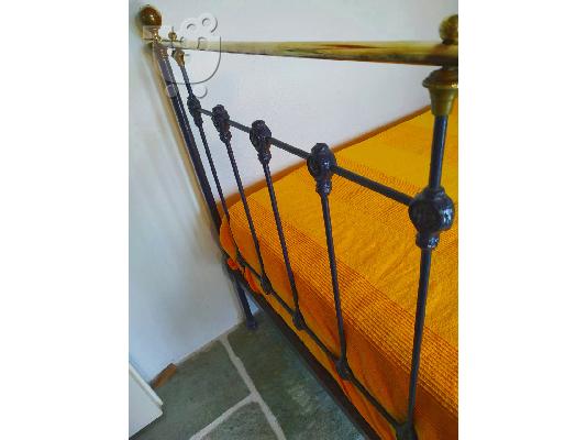 Μονό μεταλλικό κρεβάτι αντίκα από τα τέλη του 19ου αιώνα....