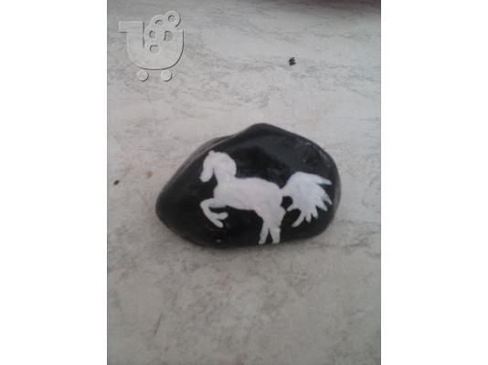 πετρεσ ζωγραφισμενεσ στο χερι