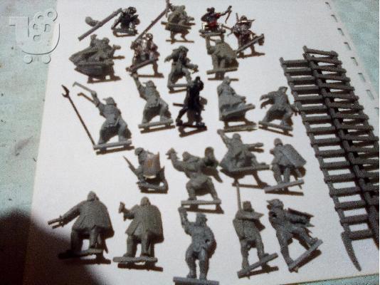 PoulaTo: 22 X 28mm πλαστικες φιγουρες lord of the ringsγια ανταλλακτικα+2 σκαλες
