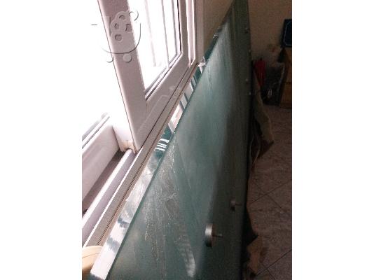 Γυάλινο συνεδριακό τραπέζι