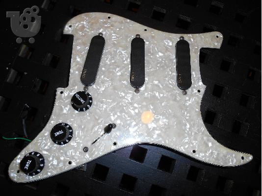 Πωλειται fender pickguard με 3 Emg SA και SPC