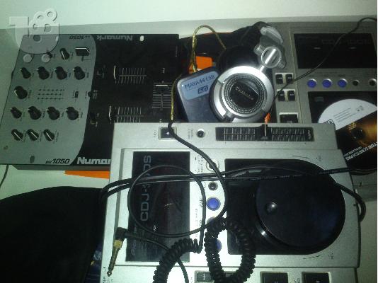 PoulaTo: 2 * Pioneer CDJ-100S, Numark DM 1050, Technics RP-DH1200E-S + Maya44 USB