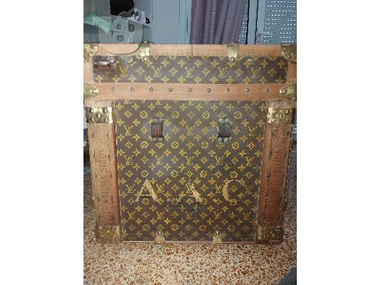 PoulaTo: MPAOYLO LOUIS VUITTON