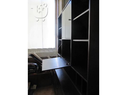πωλείται γραφείο (150 € και βιβλιοθήκη 150 €)