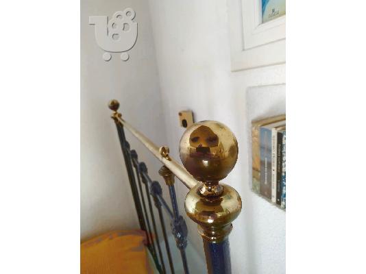 Μονό μεταλλικό κρεβάτι αντίκα από τα τέλη του 19ου αιώνα....