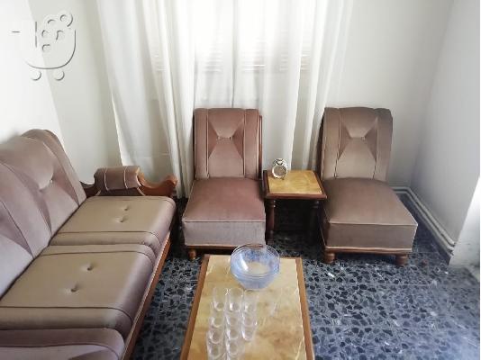 Πωλείται καθιστικό με 4θέσιο καναπέ, 4 πολυθρόνες και 3 τραπεζάκια...