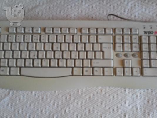 Οθόνη υπολογιστή και πληκτρολόγιο (δεκαετίας)