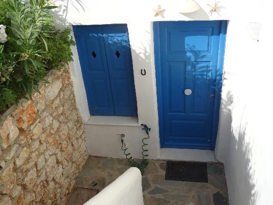 PoulaTo: ΠΑΡΟΣ Αλυκή, νεόδμητη γκαρσονιέρα 36 τ.μ., ημιυπόγεια