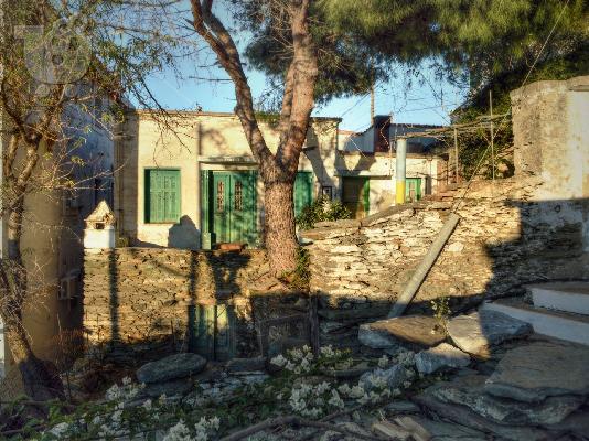 παλαιο πετρινο σπιτι στο χωριο Βραχνου Ανδρου
