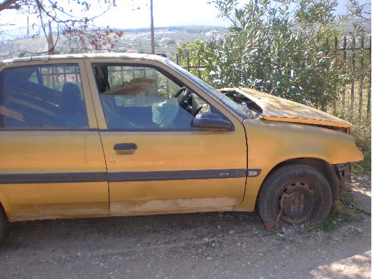 PoulaTo: πωλείται saxo 1.1  2002 τρακαρισμένο