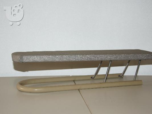 PoulaTo: Βοηθητικό πτυσσόμενο σιδερώματος