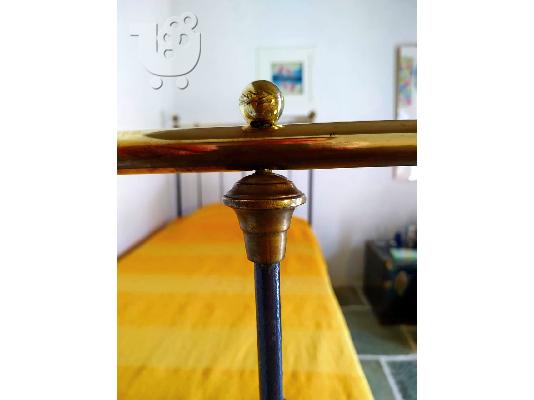 Μονό μεταλλικό κρεβάτι αντίκα από τα τέλη του 19ου αιώνα....